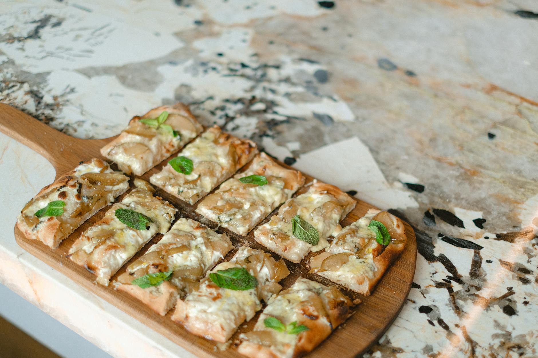 Domowa pizza z serem i bazylią na drewnianej desce do krojenia