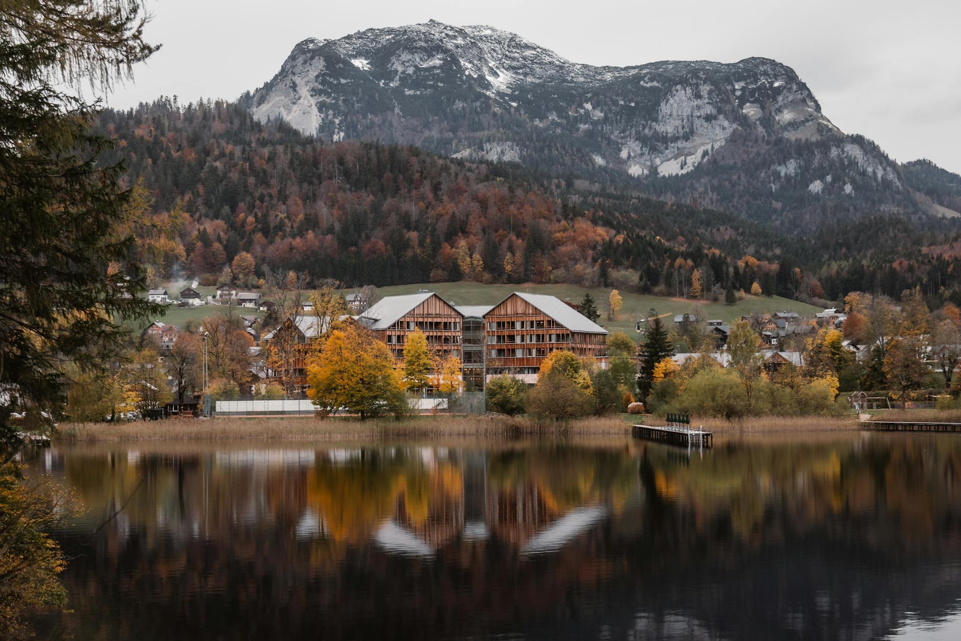Jesienny krajobraz gór odbijających się w spokojnej tafli stawu
