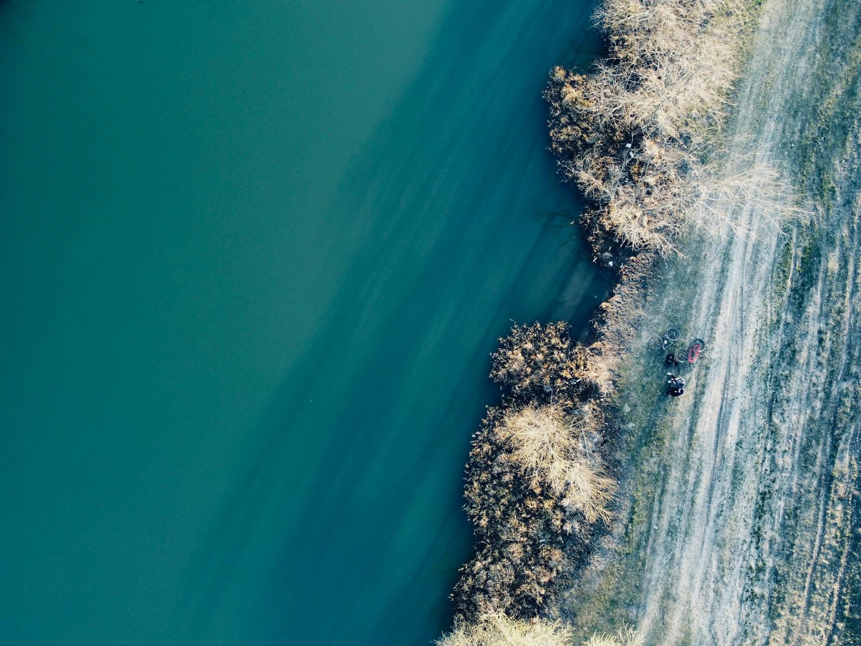Zimowa trasa rowerowa nad ośnieżonym brzegiem jeziora